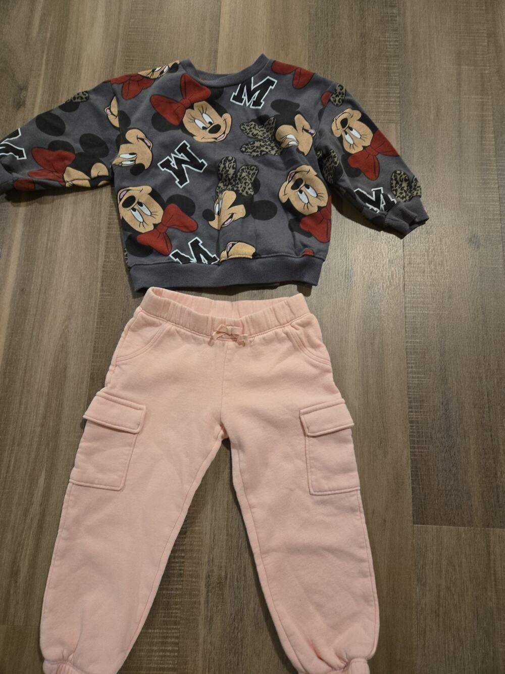 Disney Minnie mouse sweatshirt 3T with pink sweatpants size 4T